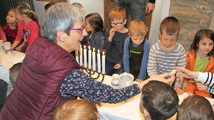 Die Vorschulkinder des St.-Franziskus-Kindergartens in Zapfendorf sind mit Annerose Simon beim Abendmahl im Ostergarten.  Fotos: Dunja Neupert