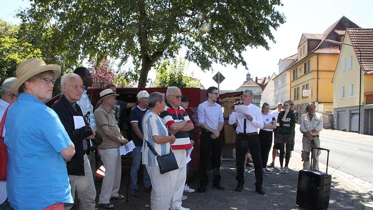 Zweiter Bürgermeister Jürgen Pfister begrüßt die Gäste. Foto: Ulrike Müller