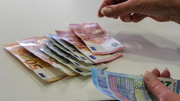 Ein zufriedenstellendes Gehalt ist für viele Arbeitnehmer wichtig.  Foto: Barbara Herbst