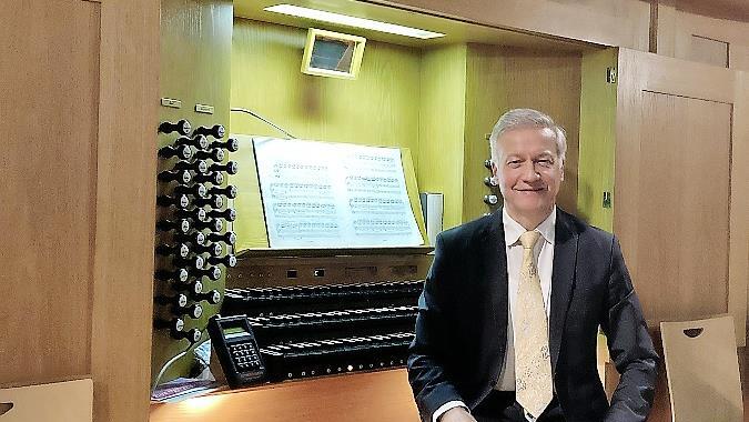 Stadtkantor Burkard Ascherl auf der Empore