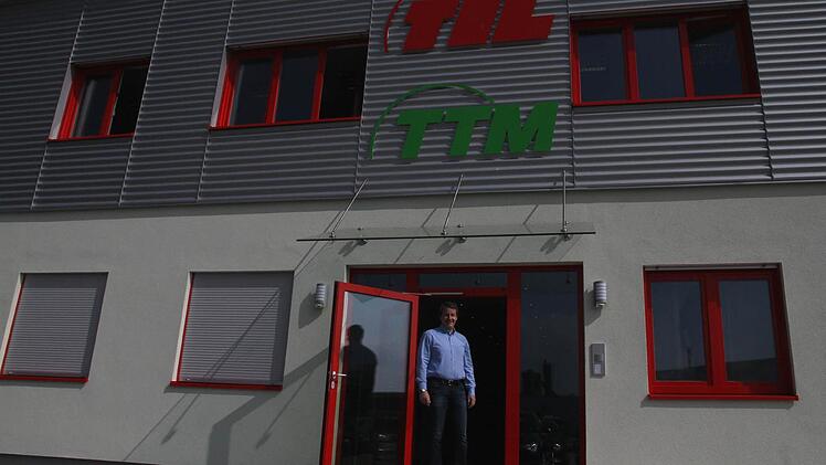 Marketingleiter Matthias Loewel (vor dem neuen TTL-Verwaltungszentrum, oben) setzt auf die Synthese Fachmarkt und Beratungsintensitä.