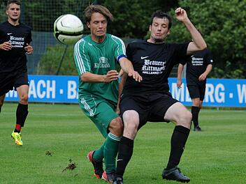 Nur einen Punkt ( 2:2) holte Neudrossenfeld im Heimspiel gegen Strullendorf - hier sind TSV-Kapitän Philipp Lämmert und Gästespieler Marcel Finnemann (rechts) zu sehen. Das Rückspiel in Strullendorf ist am 15. März terminiert, aber der Bamberger Vorortverein erwägt in der Saison 2014/15 einen Rückzug aus der Landesliga Nordost. Foto: Peter Mularczyk