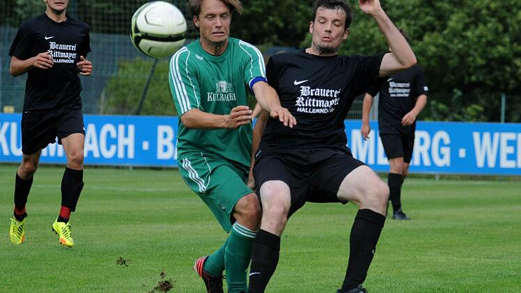 Nur einen Punkt ( 2:2) holte Neudrossenfeld im Heimspiel gegen Strullendorf - hier sind TSV-Kapitän Philipp Lämmert und Gästespieler Marcel Finnemann (rechts) zu sehen. Das Rückspiel in Strullendorf ist am 15. März terminiert, aber der Bamberger Vorortverein erwägt in der Saison 2014/15 einen Rückzug aus der Landesliga Nordost. Foto: Peter Mularczyk