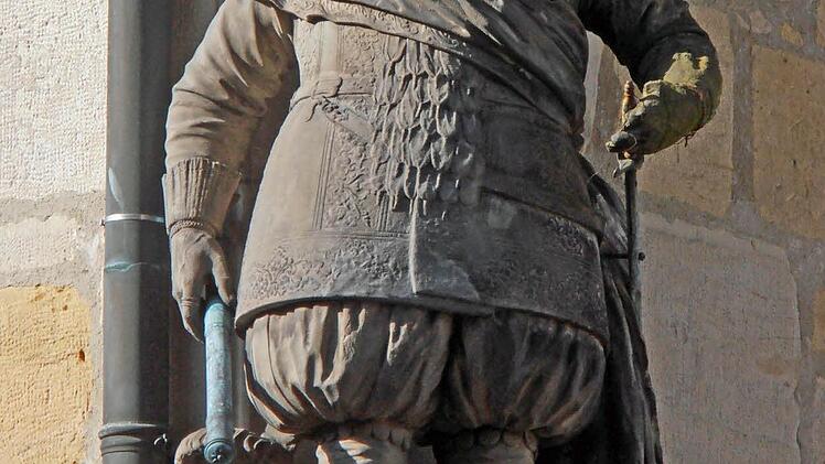 Statue von Herzog Johann Casimir am Eck des Gymnasiums Casimirianum.Foto: Jochen Berger