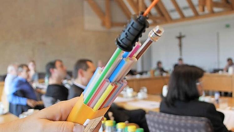 So sehen die Leitungen aus: Kabel für das schnelle Internet wurden gestern im Kreistag-Ausschuss gezeigt, der in Haßfurt tagte.  Foto: Klaus Schmitt