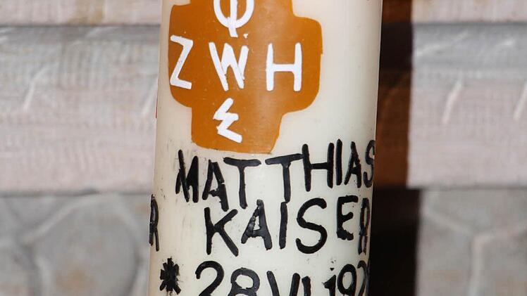 Phos und Zoe - Licht und Leben vom Anfang des Johannes-Evangeliums. Das Kreuz von Matthias Kaiser - er trug es bei seiner Verurteilung und seiner Erschießung - ist heute das Symbol der KIM-Bewegung, einer Aktion für alle Berufungen in der Kirche und Welt.