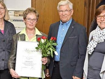 Bei der Ehrung (von links) Zweite Vorsitzende Regina König, das neue Ehrenmitglied Erna Bayer, Erster Vorsitzender Hubert Frey und Dritte Vorsitzende Irmi Schober . Foto: Renate Neubecker