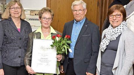 Bei der Ehrung (von links) Zweite Vorsitzende Regina König, das neue Ehrenmitglied Erna Bayer, Erster Vorsitzender Hubert Frey und Dritte Vorsitzende Irmi Schober . Foto: Renate Neubecker