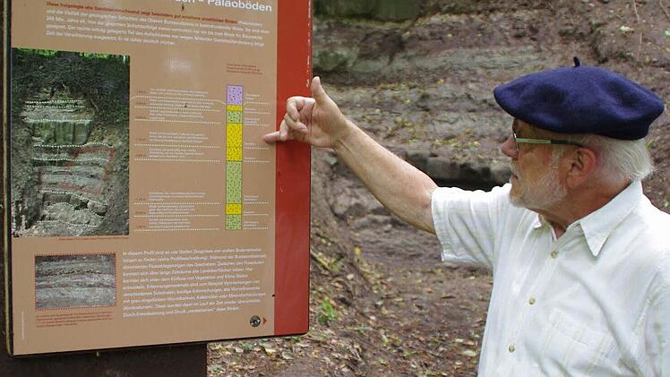 Roland Graf zeigt die Gesteinsschichten rund um die Festung. Foto: Marco Meißner