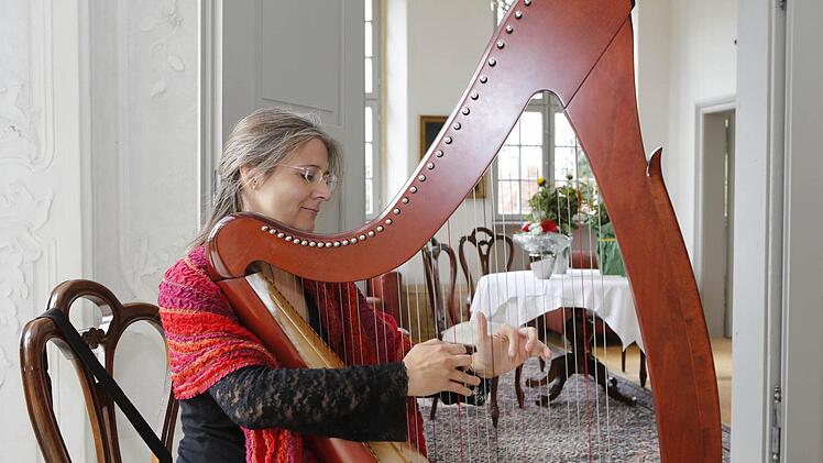 Susanne Globisch brachte auf ihrer ihrer keltischen Harfe Stücke des irischen Barock-Komponisten Turlough O'Carolan zu Gehör. Foto: Matthias Hoch