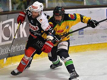 Thilo Grau (r.) und die Höchstadt Alligators gewannen gegen Memmingen mit 4:1. Grau markierte in der Schlussminute den Endstand, als Memmingen den Goalie vom Eis genommen hatte. Foto: Picturedreams