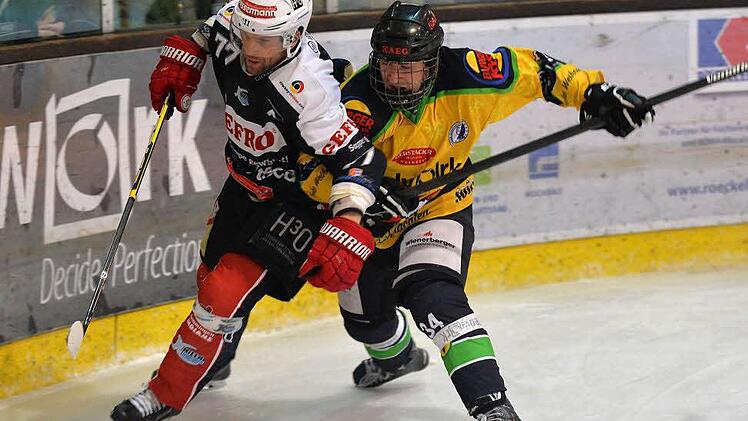 Thilo Grau (r.) und die Höchstadt Alligators gewannen gegen Memmingen mit 4:1. Grau markierte in der Schlussminute den Endstand, als Memmingen den Goalie vom Eis genommen hatte. Foto: Picturedreams