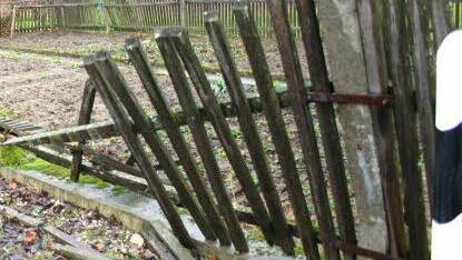 Ein Gartenzaun war am Freitag Endstation f&uuml;r eine Rentnerin, die Gas und Bremse verwechselt hatte. Symbolbild: Josef Hofbauer