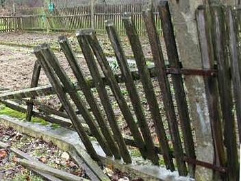 Ein Gartenzaun war am Freitag Endstation für eine Rentnerin, die Gas und Bremse verwechselt hatte. Symbolbild: Josef Hofbauer
