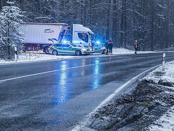 An der Unfallstelle auf der B 303 bei Hafenpreppach  Foto: René Ruprecht