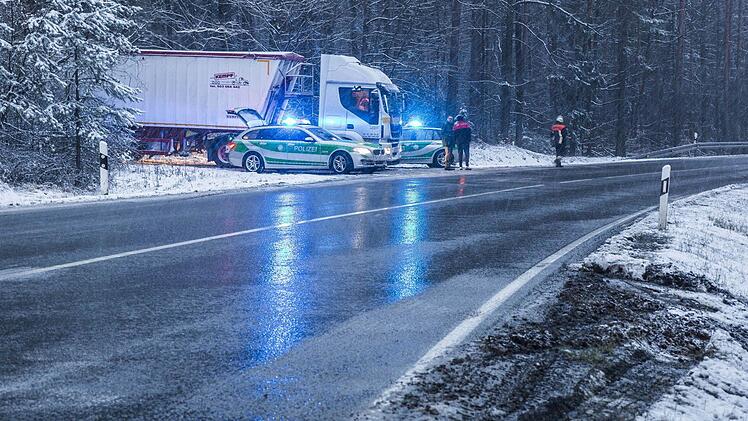 An der Unfallstelle auf der B 303 bei Hafenpreppach  Foto: René Ruprecht