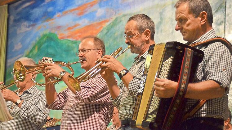 Die Waldfensterer Bergmusikanten gaben am Samstag in der Rhönfesthalle ihr vorletztes Konzert. Foto: Kathrin Kupka-Hahn