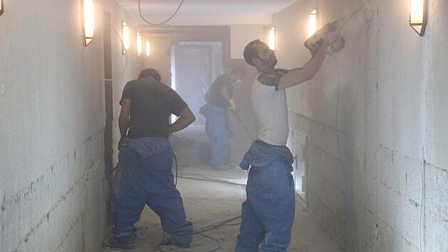 Großbaustelle: Im Untergeschoss des Hotels Achat Plaza entkernen Handwerker Zimmer und Gänge.  Fotos: Andreas Schmitt