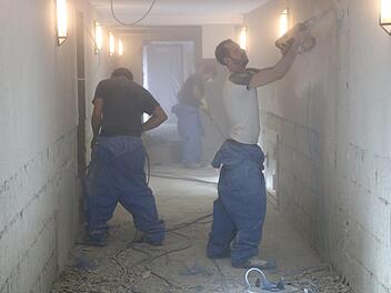 Großbaustelle: Im Untergeschoss des Hotels Achat Plaza entkernen Handwerker Zimmer und Gänge.  Fotos: Andreas Schmitt
