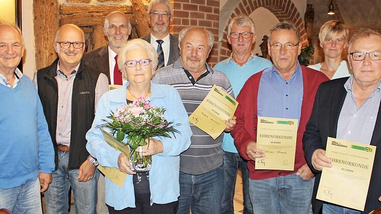 Ehrengäste und Geehrte auf einen Blick v. l.: Kreisverkehrswachtleiter Alfons Hrubesch, Fahrlehrer Karl Brendel, Stefan Völker, Helga Jaud, Polizeivizepräsident Udo Skrzypczak, Herbert Murmann, Weismains Zweiter Bürgermeister Hans Schott, Werner Kraus, Polizeihauptmeisterin und Verkehrserzieherin Ileen Fischer-Köhn sowie Alfons Deuber Foto: Markus Häggberg