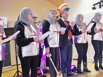 Die alten Rittersleutmit (v. l.) Maria Berberich, Heidi Roth, Inge Matthes, Adelgunde Ramming, Elisabeth Fleischmann und Bruni Renk - in der Mitte Bürgermeister Rainer Detsch. Foto: Gerd Fleischmann