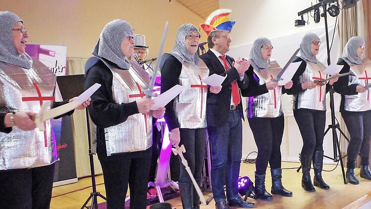 Die alten Rittersleutmit (v. l.) Maria Berberich, Heidi Roth, Inge Matthes, Adelgunde Ramming, Elisabeth Fleischmann und Bruni Renk - in der Mitte Bürgermeister Rainer Detsch. Foto: Gerd Fleischmann