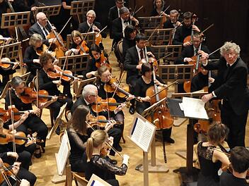 Rund 80 Musiker gehören dem Sinfonieorchester Con Brio aus Würzburg an. Diese zeigte eine einzigartige Klangfülle durch gut besetzte Register. Foto: Peter Klopf
