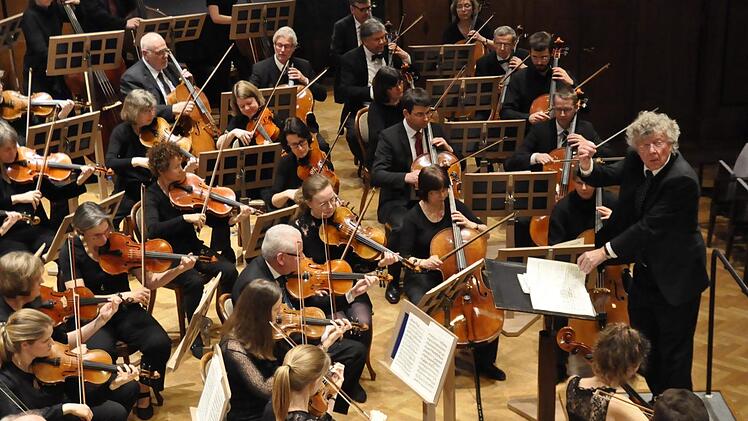 Rund 80 Musiker gehören dem Sinfonieorchester Con Brio aus Würzburg an. Diese zeigte eine einzigartige Klangfülle durch gut besetzte Register. Foto: Peter Klopf