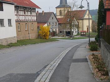 Gefällt vielen Rothhäusern gar nicht: Die Billig-Variante zur Schließung der Gehwegdecke, die sich farblich doch stark vom ursprünglichen Asphalt abhebt. Foto: Daniel Wiener