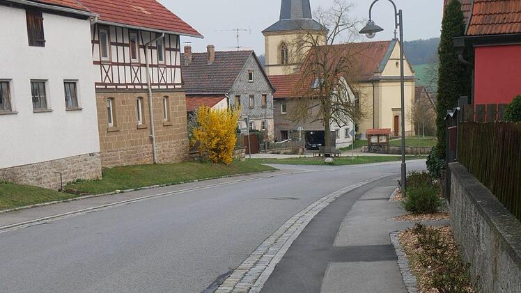 Gefällt vielen Rothhäusern gar nicht: Die Billig-Variante zur Schließung der Gehwegdecke, die sich farblich doch stark vom ursprünglichen Asphalt abhebt. Foto: Daniel Wiener