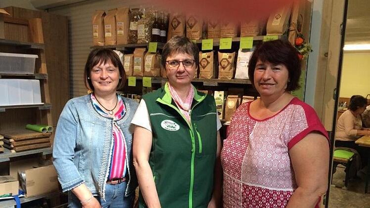 Kreisbäuerin Edeltraud Häusler (von links), Gastgeberin und Ortsbäuerin Rosi Kuhn und die stellvertretende Kreisbäuerin Helene Greubel hießen im Hofladen des Bio-Erlebnishofes in Oerlenbach ebenfalls zahlreiche Besucher willkommen.