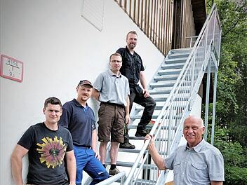 Unten von links Vorsitzender Stefan Hofmann und Bürgermeister Hermann Anselstetter auf der neuen Treppe  Foto: Werner Reißaus