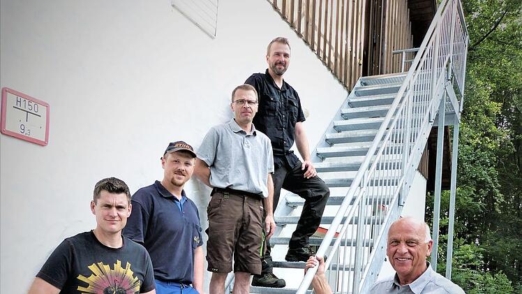 Unten von links Vorsitzender Stefan Hofmann und Bürgermeister Hermann Anselstetter auf der neuen Treppe  Foto: Werner Reißaus