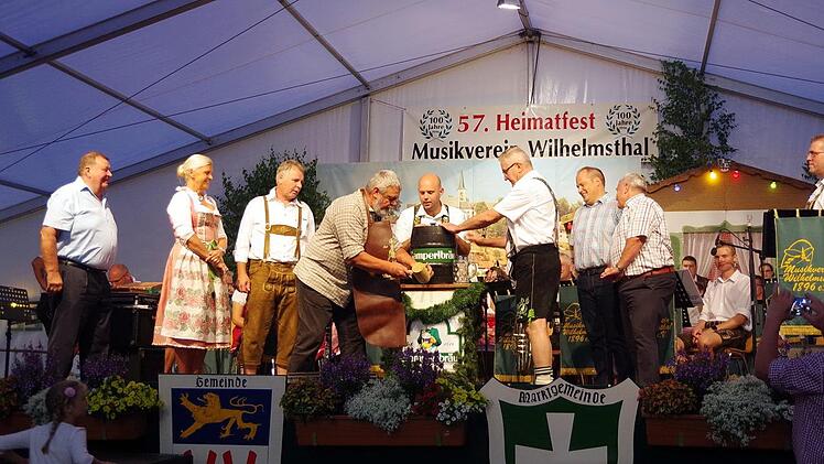 Karlheinz Münzel  zapfte das erste Fass an.Heike Schülein