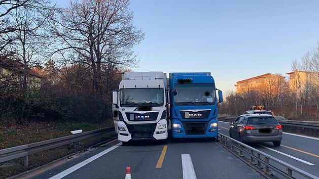 Bei einem Unfall auf der A73 bei Erlangen verhakten sich zwei Lkw, die Autobahn war f&uuml;r Stunden voll gesperrt. Foto: Polizei