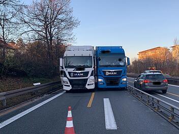 Bei einem Unfall auf der A73 bei Erlangen verhakten sich zwei Lkw, die Autobahn war f&uuml;r Stunden voll gesperrt. Foto: Polizei