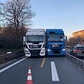 Bei einem Unfall auf der A73 bei Erlangen verhakten sich zwei Lkw, die Autobahn war für Stunden voll gesperrt. Foto: Polizei
