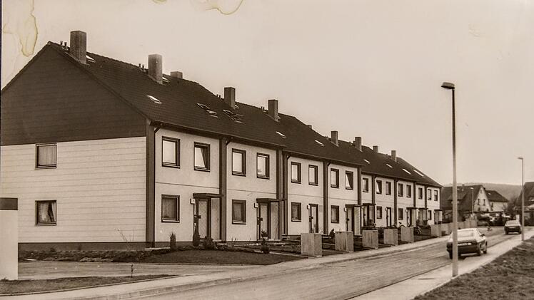 Blick in die Klinglerstraße in Neustadt im Jahr 1983. Die Straße wurde  Ende der 1970er Jahre im Neubaugebiet an der Ketschenbacher Straße angelegt.