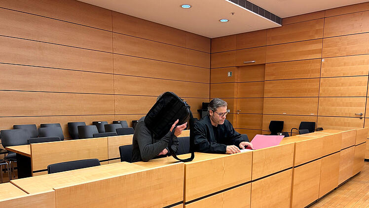 Baby in der prallen Sonne im Auto eingeschlossen - Prozess in Würzburg startet