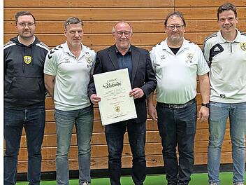 Ehrenvorsitzender Dietmar Werner mit Urkunde.