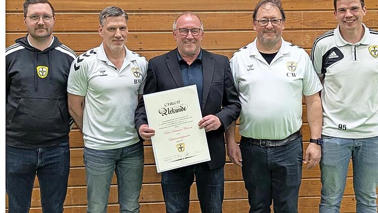 Ehrenvorsitzender Dietmar Werner mit Urkunde.
