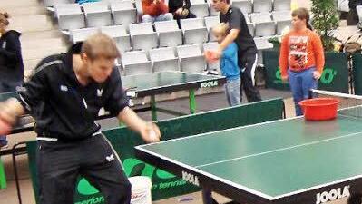Unter der Anleitung von Experten Tischtennis zu spielen, macht den Kindern Spaß.