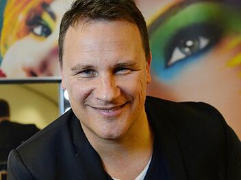 Designer Guido Maria Kretschmer kommt am Freitag nach Nürnberg. Foto: Jens Kalaene/dpa