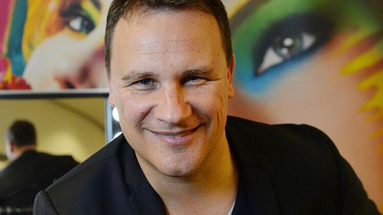 Designer Guido Maria Kretschmer kommt am Freitag nach Nürnberg. Foto: Jens Kalaene/dpa