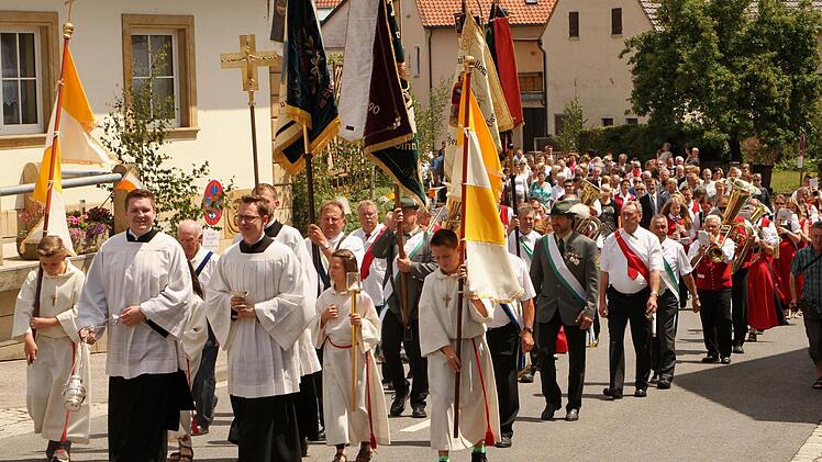 Das ganze Dorf nahm Anteil, hier bei der Prozession zur Kirche.