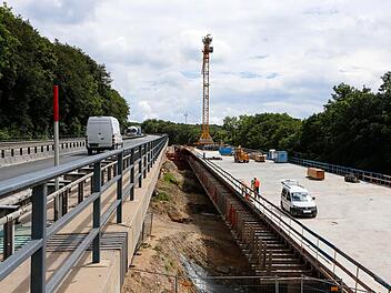 Der Aufbau der Hangbrücke in Würgau ist zur Hälfte fertig. Foto: Matthias Hoch