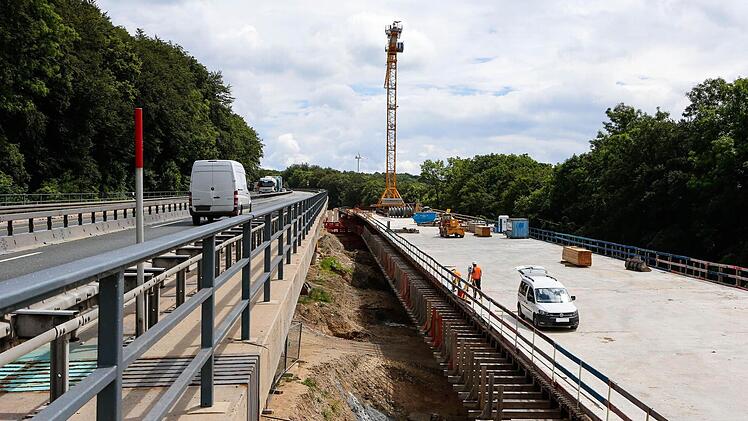 Der Aufbau der Hangbrücke in Würgau ist zur Hälfte fertig. Foto: Matthias Hoch