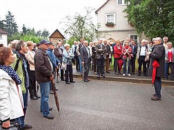 Trotz Regen folgten viele Teilnehmer dem Rundgang von Prof. Dr. Günter Dippold durch das geschichtsträchtige Klosterlangheim. Foto: A. Thieret