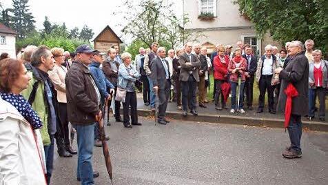 Trotz Regen folgten viele Teilnehmer dem Rundgang von Prof. Dr. Günter Dippold durch das geschichtsträchtige Klosterlangheim. Foto: A. Thieret