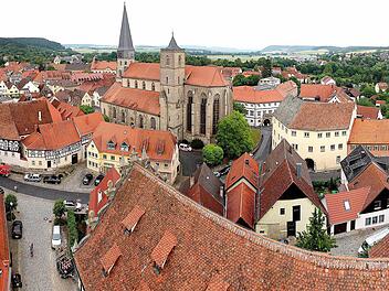 In der Altstadt von Münnerstadt gibt es nach Ansicht von Architekt Wolfgang Blümlein so viele Baulücken und Leerstände, dass hier Platz für 500 Einwohner zusätzlich geschaffen werden könnte. Das zeigte er bei einem Vortrag vor dem Forum aktiv auf. Unser Blick über die Altstadt entstand von der Spitze der ausgefahrenen Feuerwehrleiter aus.  Foto: Dieter Britz